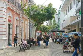 "Nos estamos llenando de chinos": Comerciantes de la Zona Luz