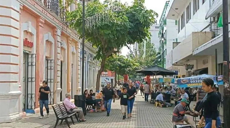 "Nos estamos llenando de chinos": Comerciantes de la Zona Luz