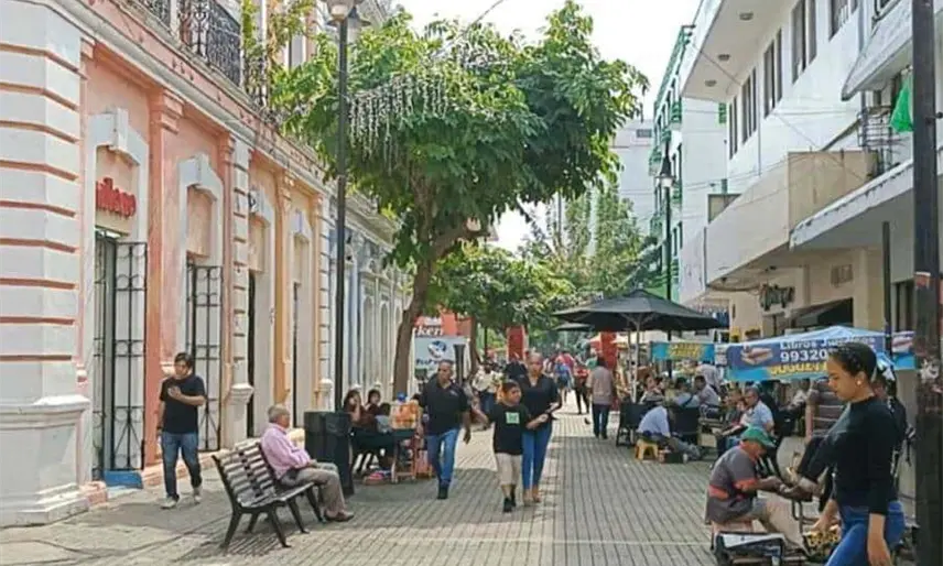 "Nos estamos llenando de chinos", dicen comerciantes de la Zona Luz