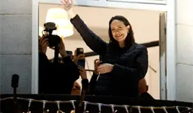 Premio Nobel María Corina Machado llega a Oslo, saluda a seguidores