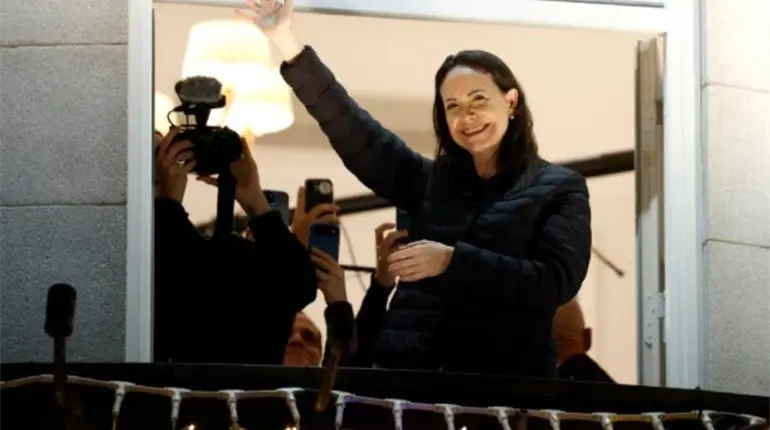 Premio Nobel María Corina Machado llega a Oslo, saluda a seguidores