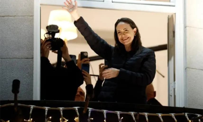 Premio Nobel María Corina Machado llega a Oslo, saluda a seguidores