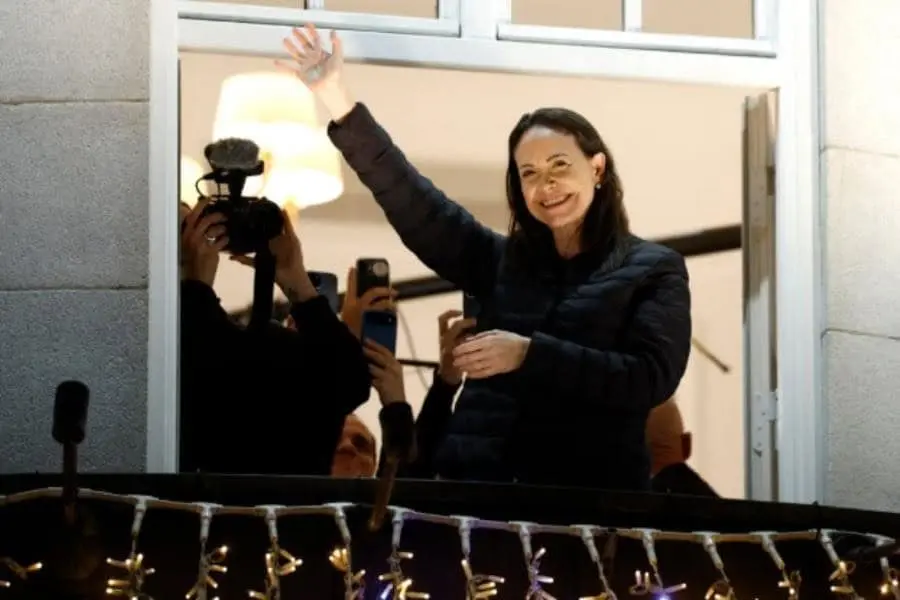 Premio Nobel María Corina Machado llega a Oslo, saluda a seguidores