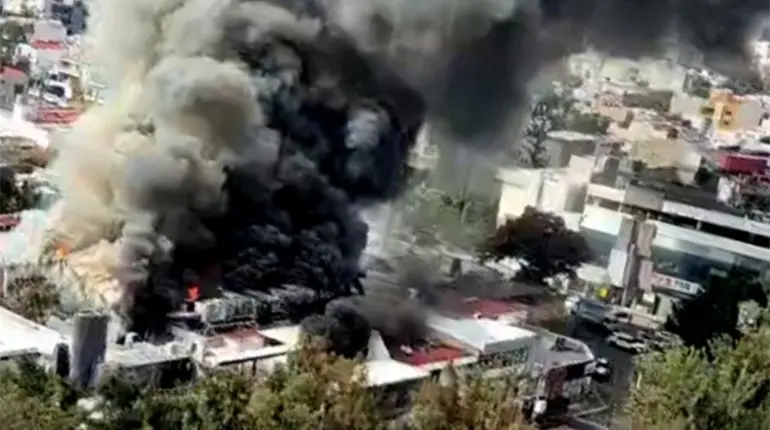 Incendio consume bar Strana en Guadalajara; bomberos controlan el siniestro