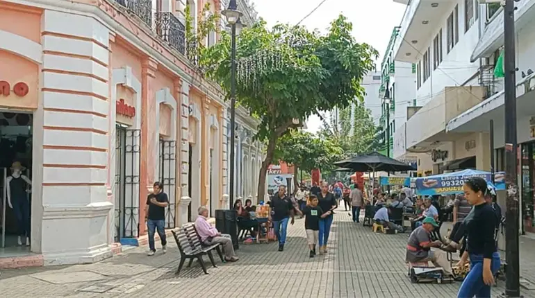 Comerciantes de Zona Luz reprochan cambio de sede de la Feria Navideña