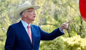 Corte rechaza recurso con el que Salinas Pliego buscaba registrar la palabra "azteca"