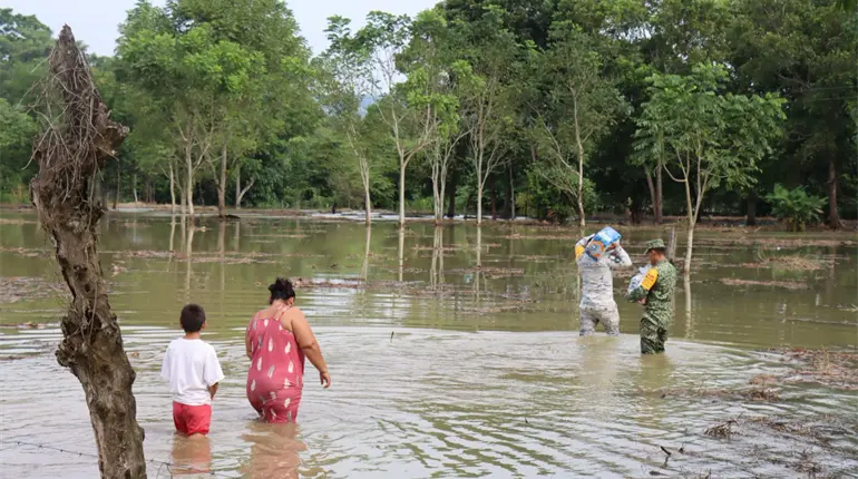 Entregan dependencias estatales y federales despensas en comunidades afectadas