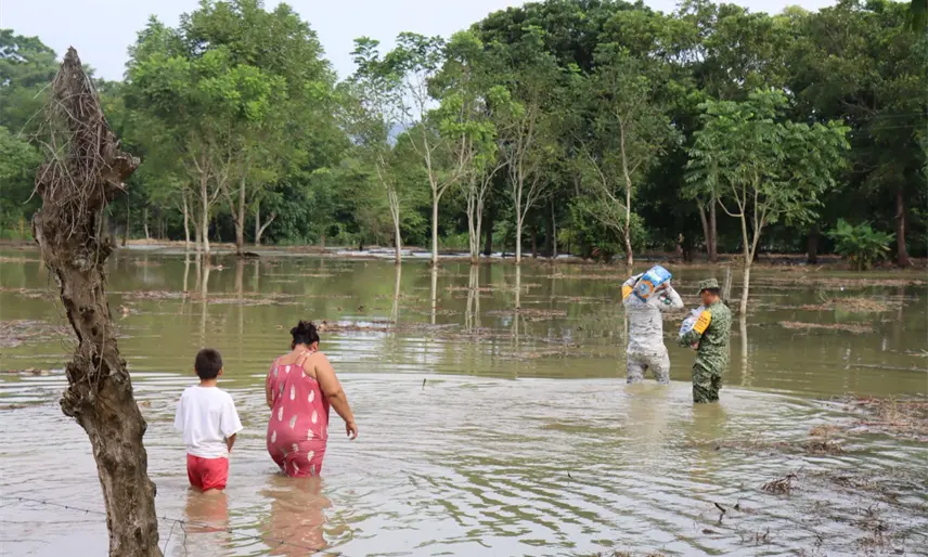 Entregan dependencias estatales y federales despensas en comunidades afectadas