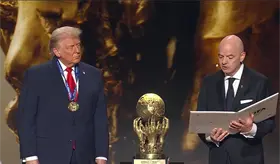 Presidente de FIFA, acusado de infringir normas por relación con Trump