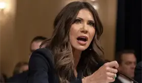 Demócratas piden la renuncia de Kristi Noem por políticas migratorias