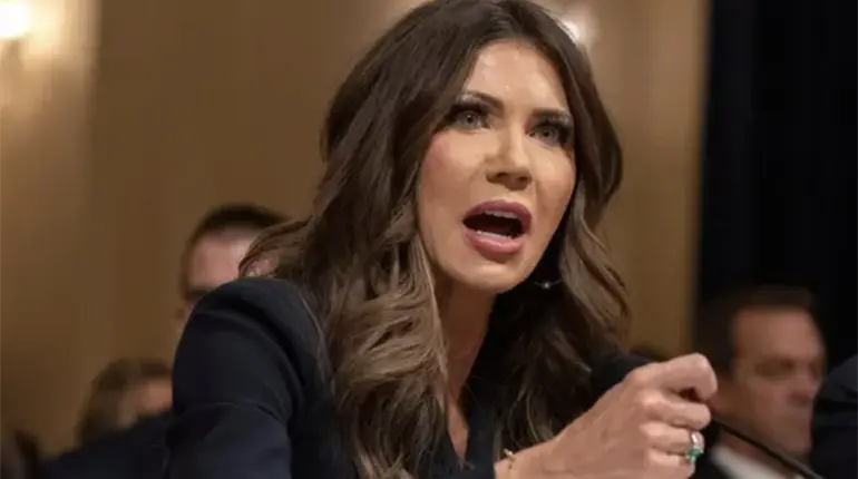 Demócratas piden la renuncia de Kristi Noem por políticas migratorias