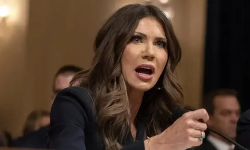 Demócratas piden la renuncia de Kristi Noem por políticas migratorias