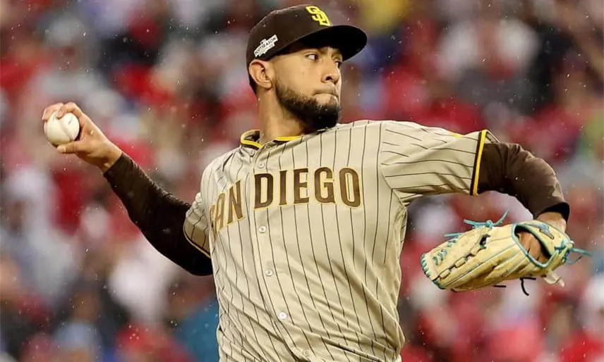 El cerrador Robert Suarez firma por cuatro años con los Bravos de Atlanta