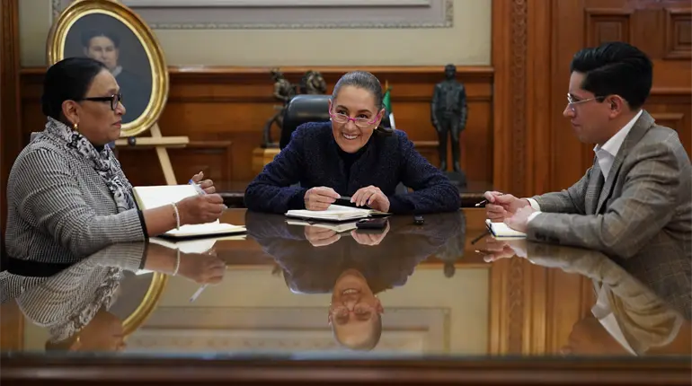 Sheinbaum conversa con el Papa León XIV y lo invita a visitar México