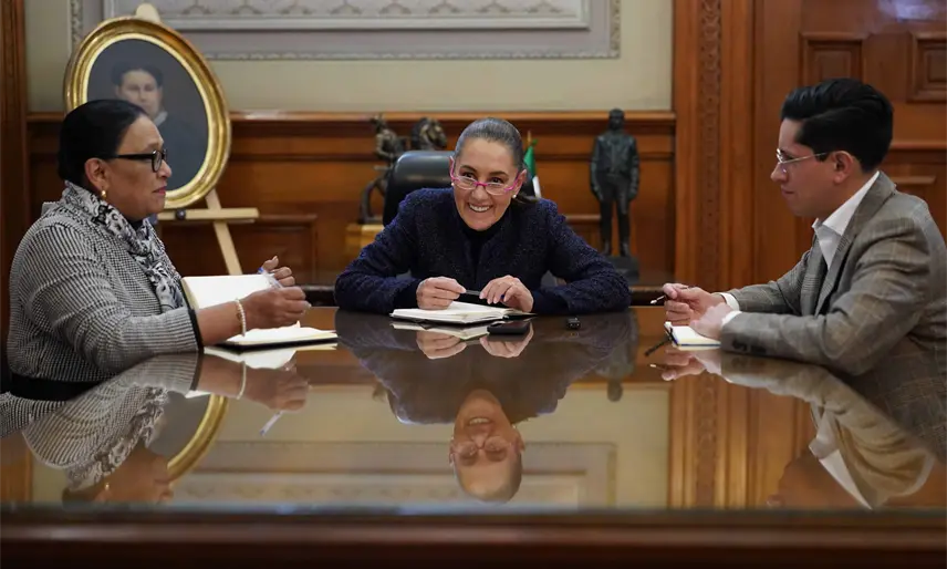 Sheinbaum conversa con el Papa León XIV y lo invita a visitar México