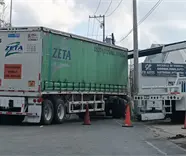 Choca contra un poste y deja sin luz a habitantes en periférico