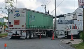 Tráiler interrumpe vía Periférico de Centro tras chocar con poste de luz