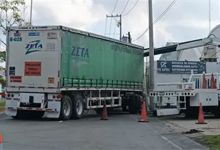 Tráiler interrumpe vía Periférico de Centro tras chocar con poste de luz