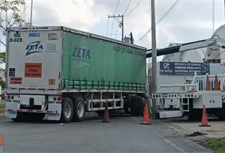 Tr&aacute;iler interrumpe v&iacute;a Perif&eacute;rico de Centro tras chocar con poste de luz