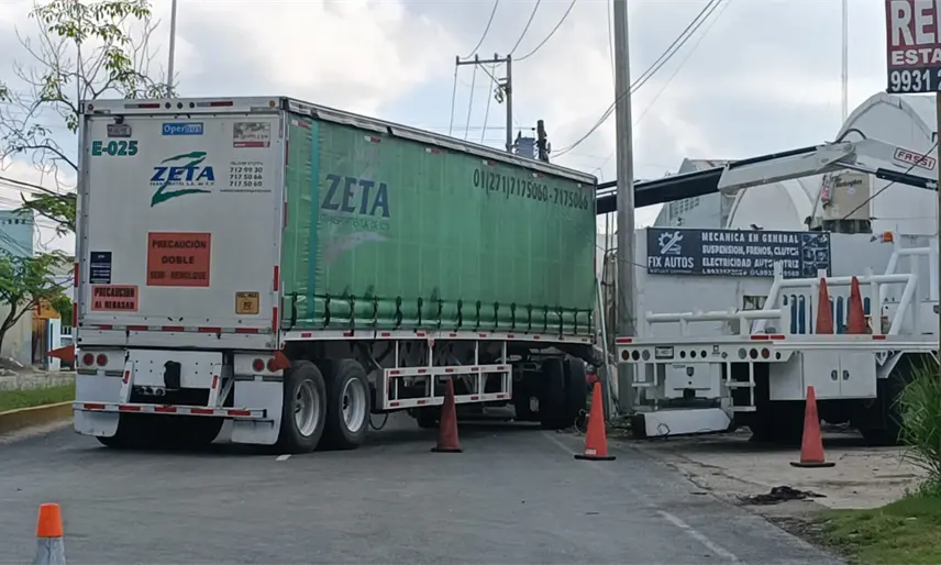 Choca contra un poste y deja sin luz a habitantes en periférico