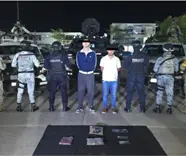 Detienen a 2 hombres en Parrilla; portaban un arma y drogas