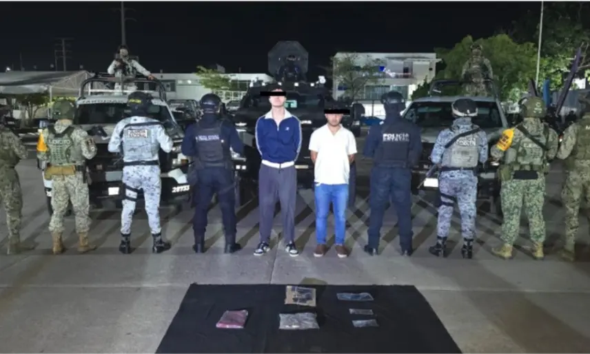 Detienen a 2 hombres en Parrilla; portaban arma y drogas