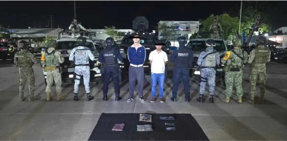 Detienen a 2 hombres en Parrilla; portaban un arma y drogas Detienen a 2 hombres en Parrilla; portaban un arma y drogas