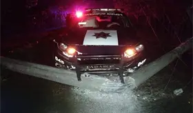 Patrulla de Jalapa derriba poste tras choque en persecución