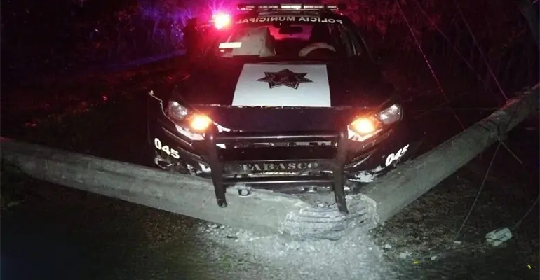 Patrulla de Jalapa derriba poste tras choque en persecución