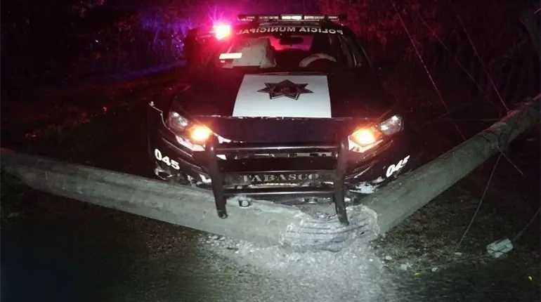 Patrulla de Jalapa derriba poste tras choque en persecuci&oacute;n