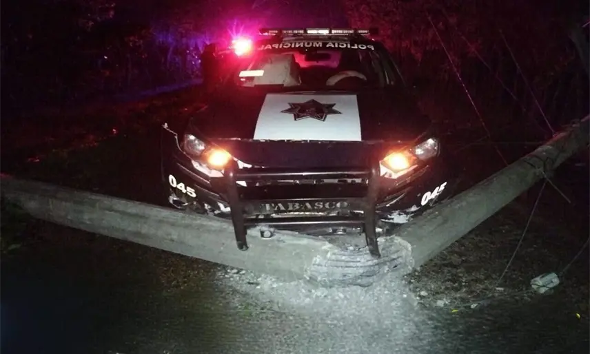 Patrulla de Jalapa derriba poste tras choque en persecución