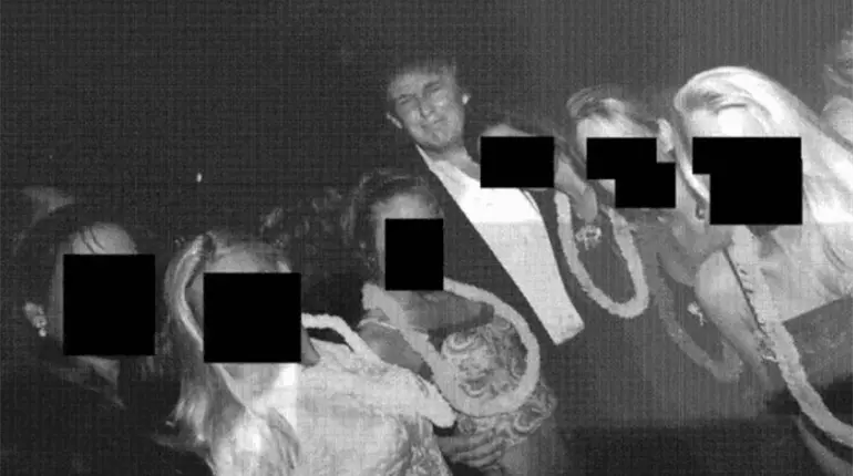 Publican Demócratas fotografías de Trump junto a Jeffrey Epstein y otros personajes