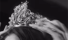 Como absurdo califica mamá de Miss Universo 2025 comentarios que cuestionan su corona