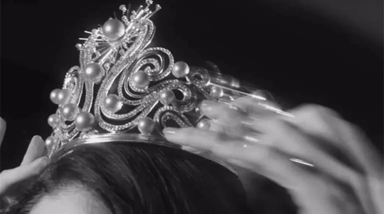 Como absurdo califica mamá de Miss Universo 2025 comentarios que cuestionan su corona