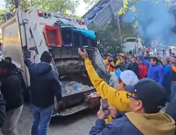 Queman basura trabajadores de limpia de CDMX tras negativa a integrarse a un sindicato