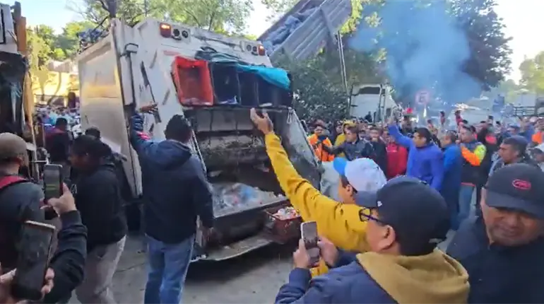Queman basura trabajadores de limpia de CDMX tras negativa a integrarse a un sindicato