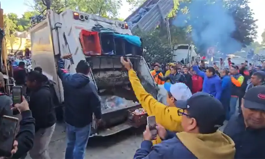Queman basura trabajadores de limpia de CDMX tras negativa a integrarse a un sindicato