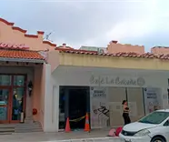 Sujeto rompe puerta e irrumpe en Caf&eacute; La Caba&ntilde;a de Plaza Olmeca