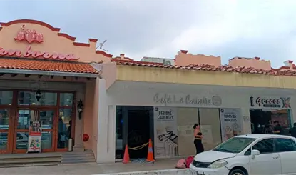 Sujeto rompe puerta e irrumpe en Caf&eacute; La Caba&ntilde;a de Plaza Olmeca