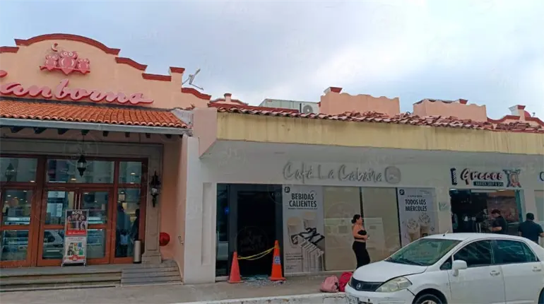 Sujeto rompe puerta e irrumpe en Café La Cabaña de Plaza Olmeca