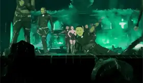 Lady Gaga pausa concierto en Australia para auxiliar a bailarín que cayó de escenario