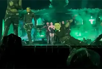 Lady Gaga pausa concierto en Australia para auxiliar a bailarín que cayó de escenario