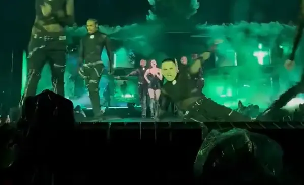 Lady Gaga pausa concierto en Australia para auxiliar a bailarín que cayó de escenario