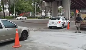 Construyen paso de peatones a lado de puente peatonal en Av. Universidad