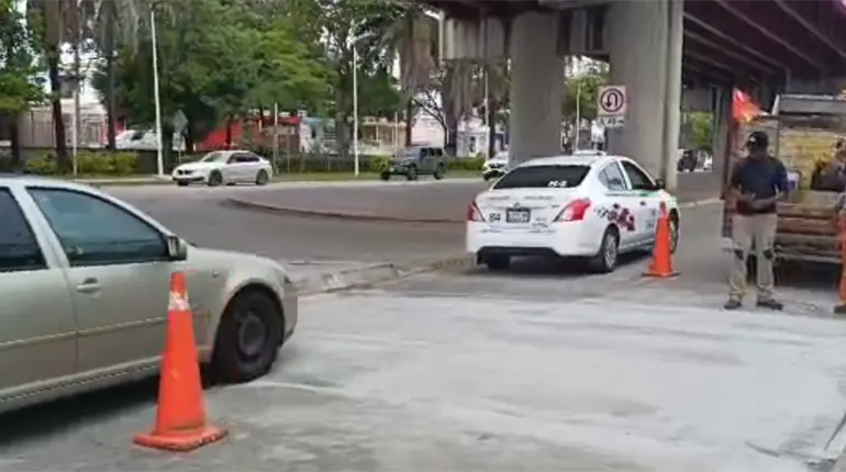 Construyen paso de peatones a lado de puente en Av. Universidad