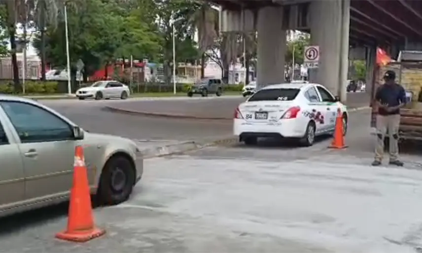 Construyen paso de peatones a lado de puente peatonal en Av. Universidad
