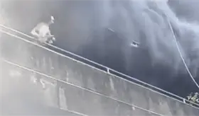 Mujer arriesga su vida para salvar a sus perritos en voraz incendio en Filipinas