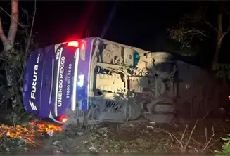 5 muertos y más de 20 heridos deja caída de autobús a barranco en Hidalgo