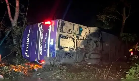 5 muertos y más de 20 heridos deja caída de autobús a barranco en Hidalgo