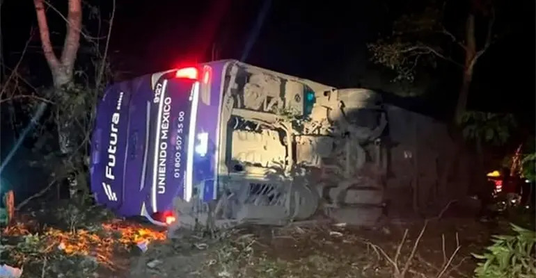 5 muertos y 20 heridos deja ca&iacute;da de autob&uacute;s a barranco en Hidalgo